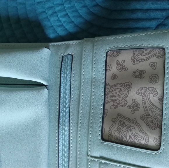 Simply Noelle mint green small crossbody removable strap or wallet - Picture 4 of 6